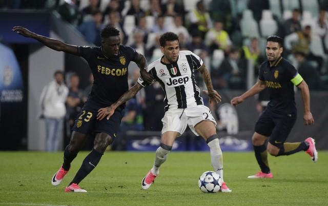 Inspired Alves leads Juventus into Champions League final