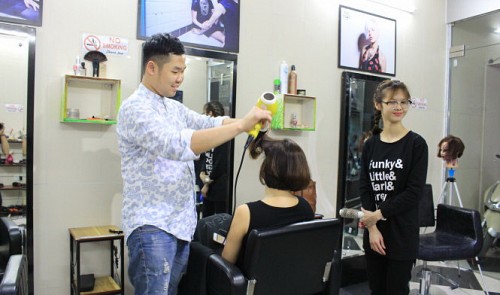 Mute barber in Hanoi pleases clients with heart, flair