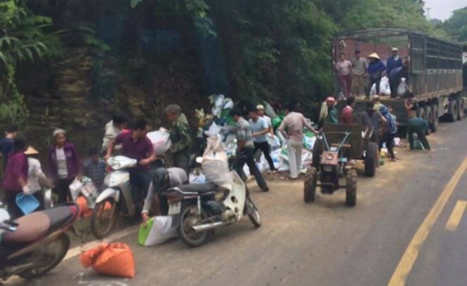 Locals loot truck after crash that kills two in northern Vietnam