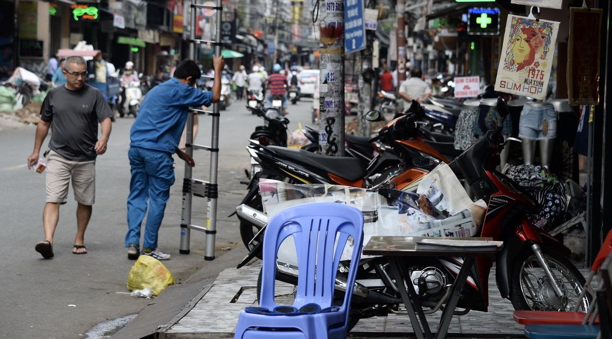 Ho Chi Minh City to continue ‘sidewalk clearing’ drive: chairman