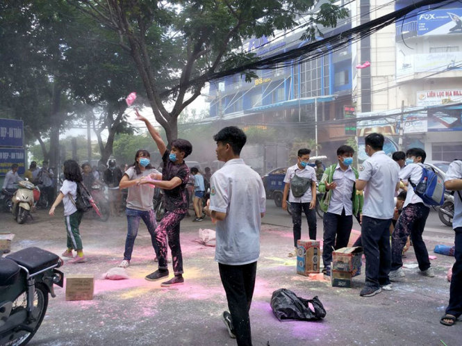 Ho Chi Minh City 12th graders celebrate graduation with Holi-style color fest