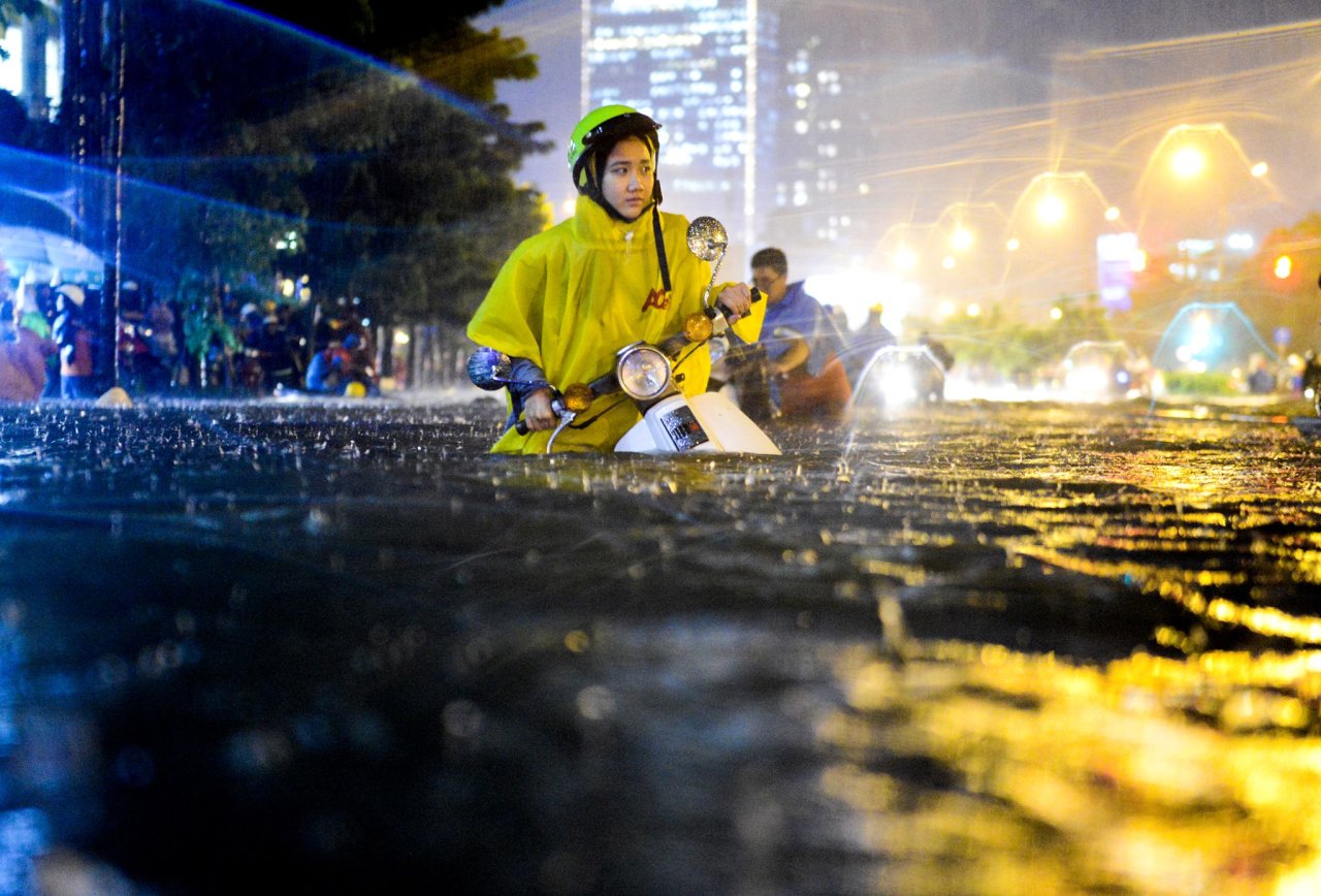 Hate the rain? See winners and entries from rain-themed Vietnam Street Photography contest