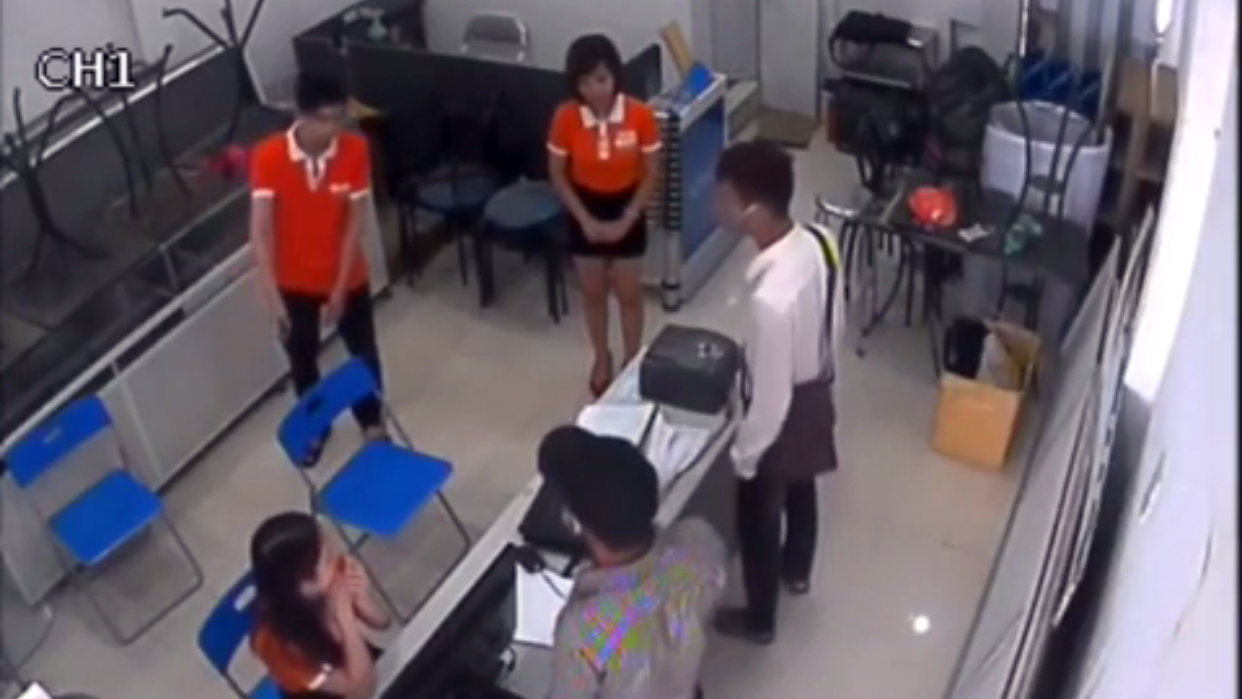 On tape: Armed duo robs mobile phone shop in northern Vietnam
