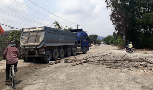 Locals barricade road to save environment in southern Vietnam