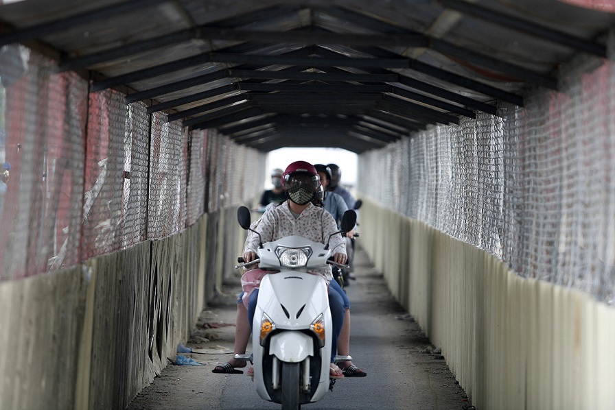 Makeshift tunnel beneath Hanoi railway construction raises safety concerns