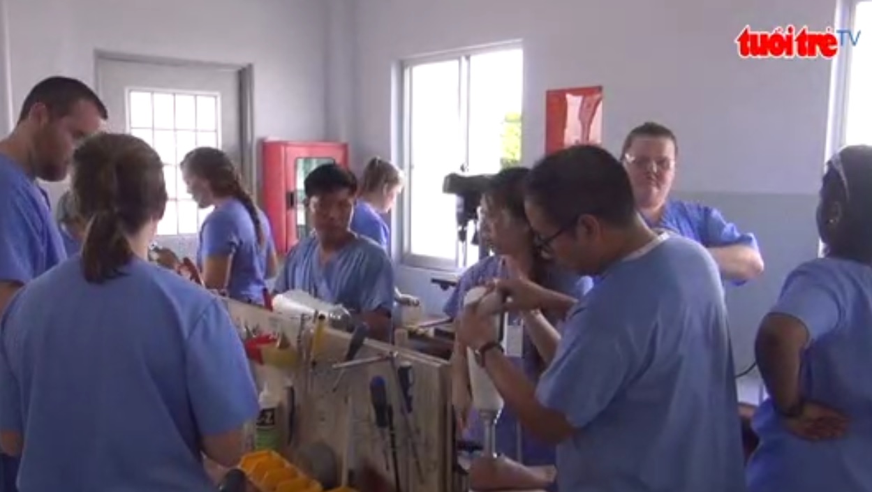 1,000 Vietnamese receive free health check and prosthetic legs from US’s Mercer University