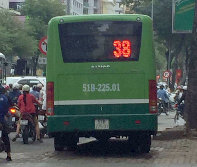 Bus driver suspended for mounting pavement in Ho Chi Minh City