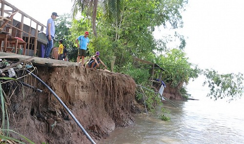Riverbank subsidence scares Mekong Delta residents