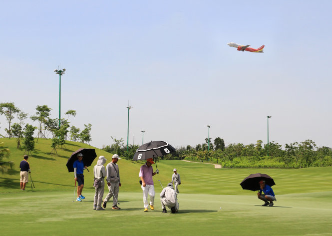 Inside the golf course hindering overloaded Tan Son Nhat airport’s expansion