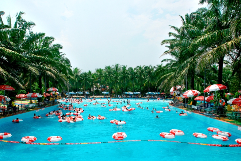 Saigon water park management apologizes for sensual dance in kids’ presence