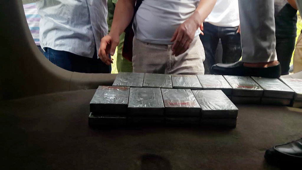 Car with 29 bricks of heroin seized after 30km chase in Hanoi