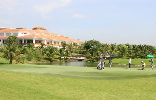 Who owns the Tan Son Nhat Golf Course?