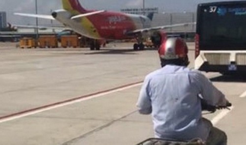 Delivery man ‘takes shortcut’ through airport apron in Ho Chi Minh City
