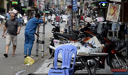 Ho Chi Minh City to continue ‘sidewalk clearing’ drive: chairman