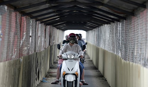 Makeshift tunnel beneath Hanoi railway construction raises safety concerns