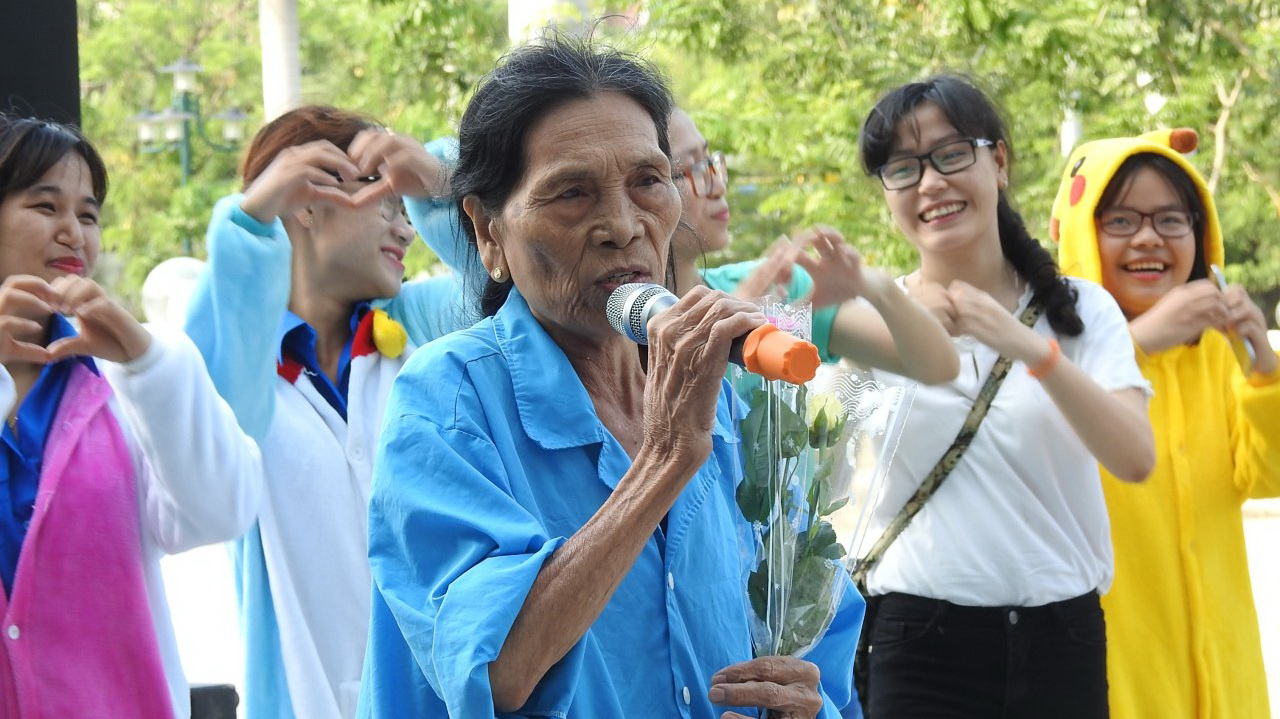 Singing lifts spirits of hospital-bound cancer patients in Da Nang
