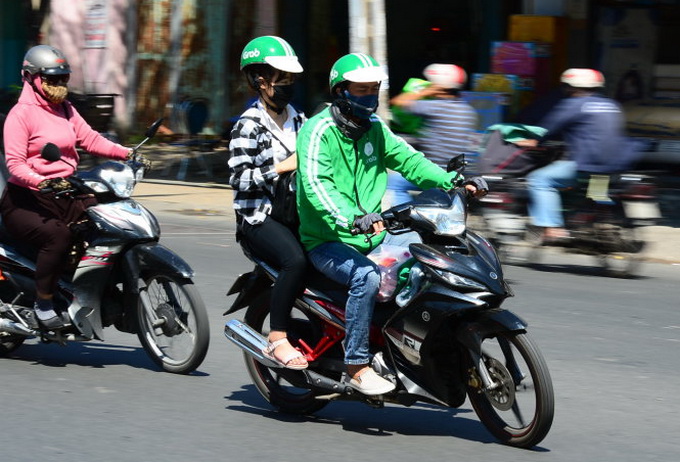 Police open fire to stop xe om vs. Grab Bike fight in Saigon