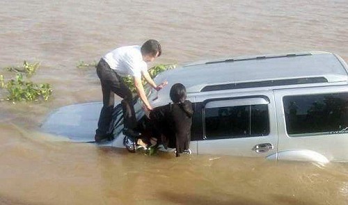 Car fatally hits ferry attendant, plunges into river in southern Vietnam