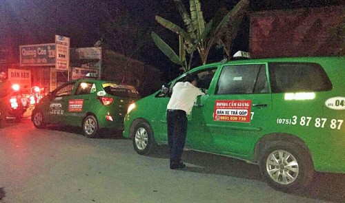 Ten cabbies chase stolen taxi in southern Vietnam
