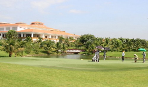 Who owns the Tan Son Nhat Golf Course?