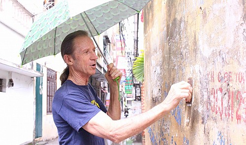 Meet the foreign war veteran who cleans Hanoi’s walls