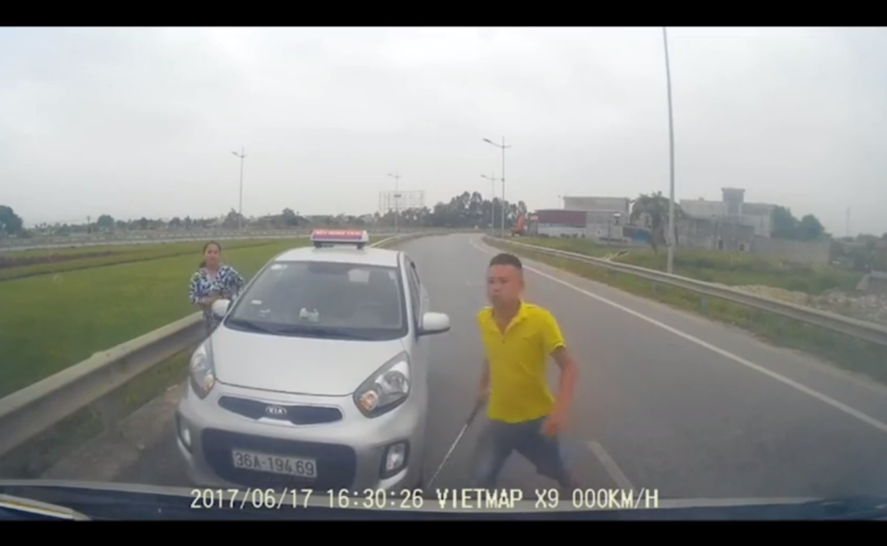 Wrong-way cabbie swings stick at ‘obstructer’ in central Vietnam
