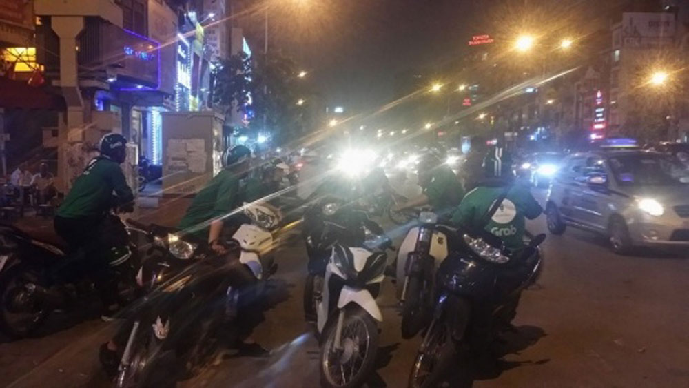 Three drivers handed civil fines in GrabBike vs. xe om fight in Saigon