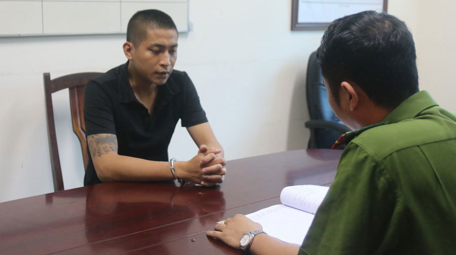Angered by son’s ‘wrong diagnosis’, Hanoi man makes doctor kneel in apology