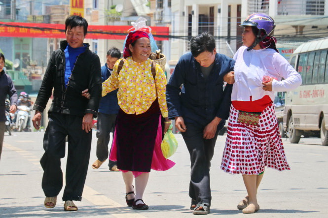 Alpine ethnic people in Vietnam – P6: Getting drunk at the market