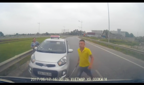 Wrong-way cabbie swings stick at ‘obstructer’ in central Vietnam