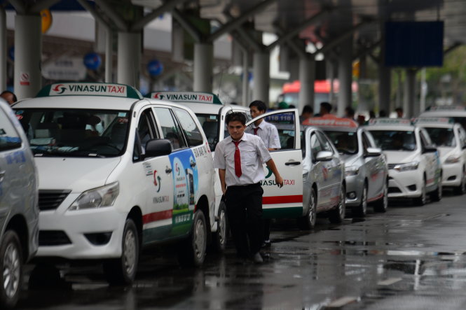 10,000 Vinasun cabbies seek permission for rally against Uber, Grab in Vietnam