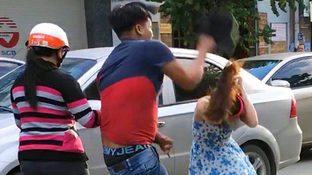 Man cracks car windshield, hits female passenger with helmet in southern Vietnam