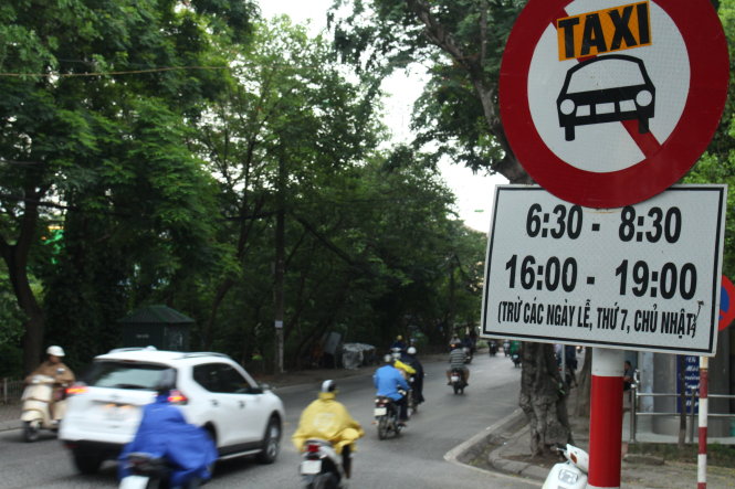 Hanoi mulls no-Uber, Grab streets