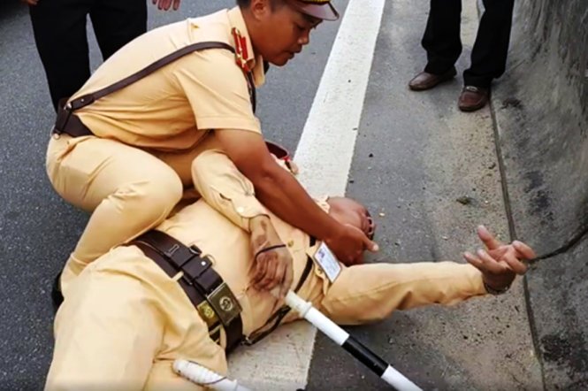 Traffic officer thrown to street while trying to pull truck over in central Vietnam