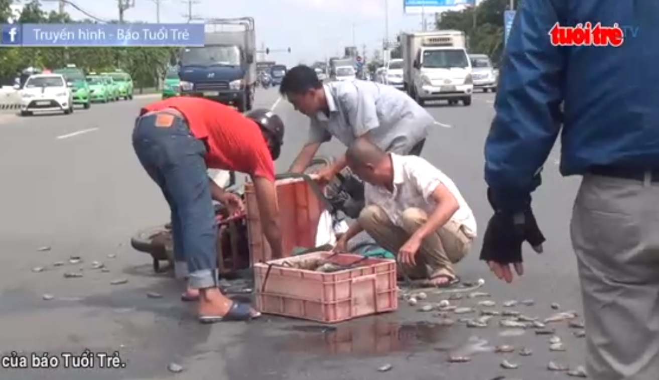 People help victim of accident in southern Vietnam