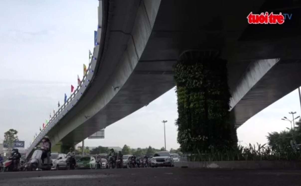 Two flyovers opened to ease traffic to Tan Son Nhat Airport