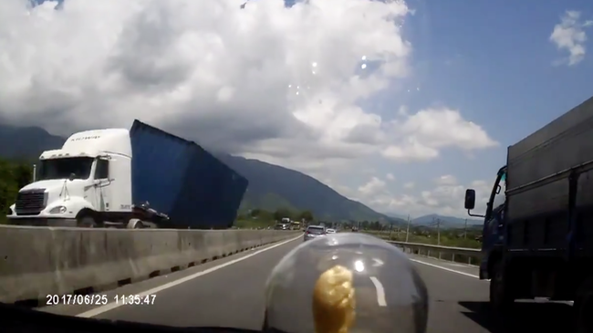 Wrong-way Ford causes trailer truck to overturn in Vietnam