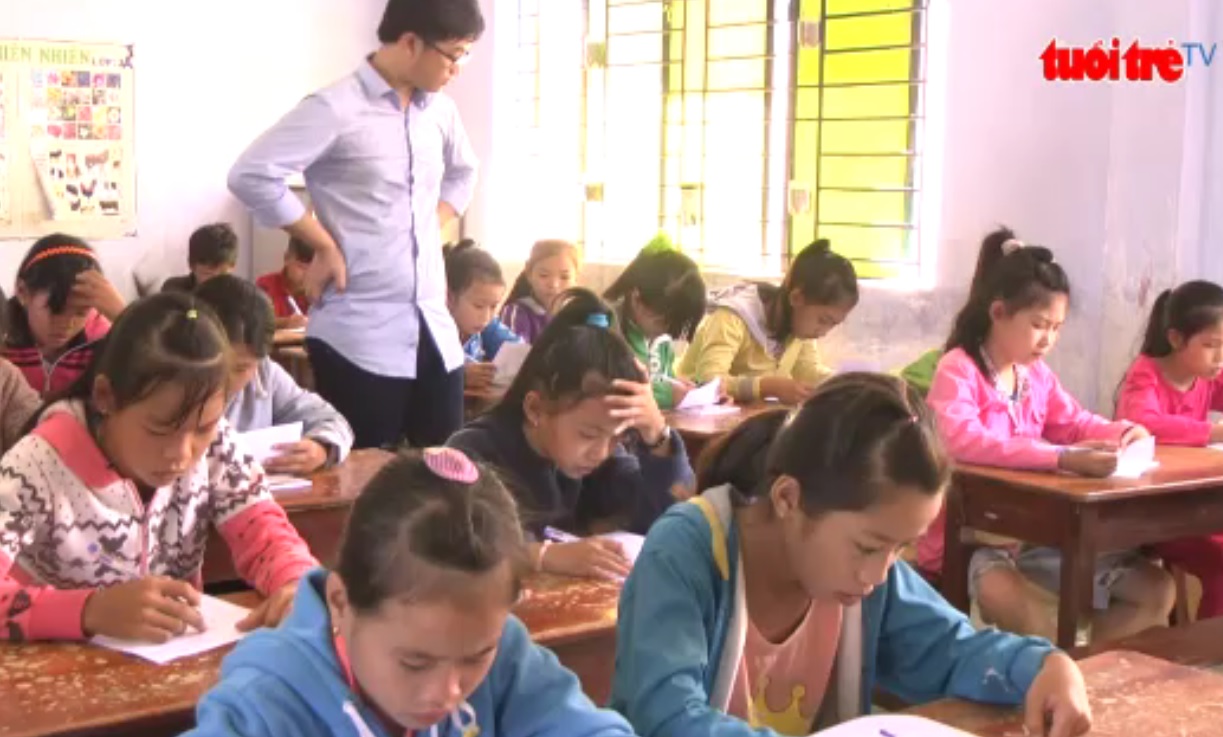 Free English class run by 9th grader in central Vietnam