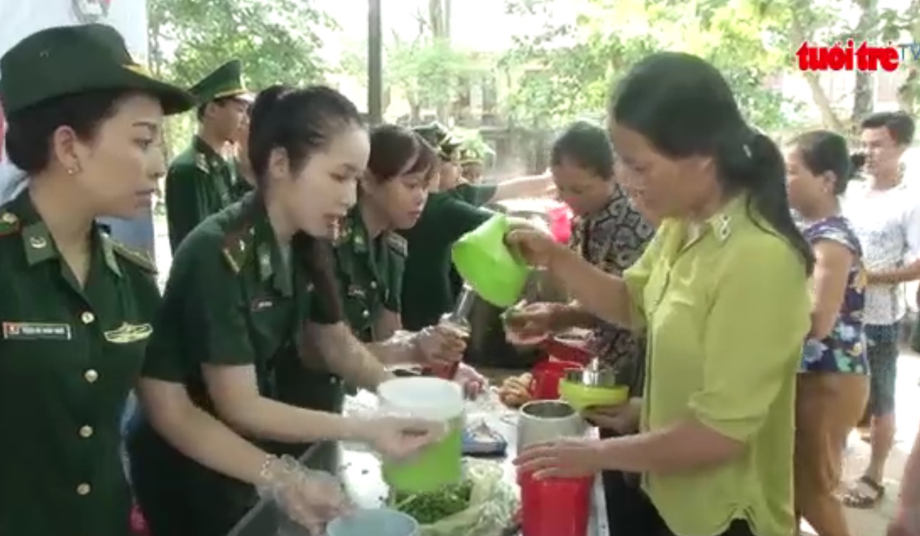 Soldiers provide free meals for patients in Nghe An Province