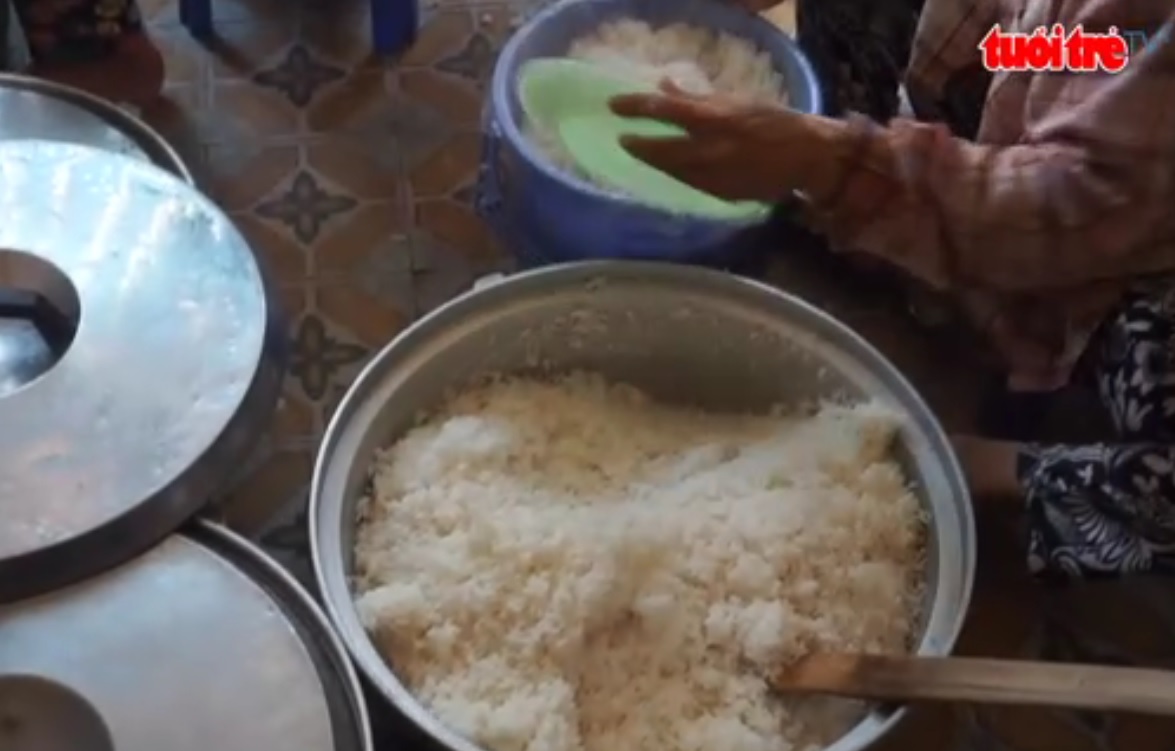 Street stalls selling plain cooked rice in Ho Chi Minh City