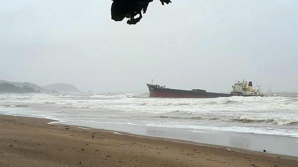 ​One dead, 5 missing as coal freighter overturned by storm Talas in central Vietnam