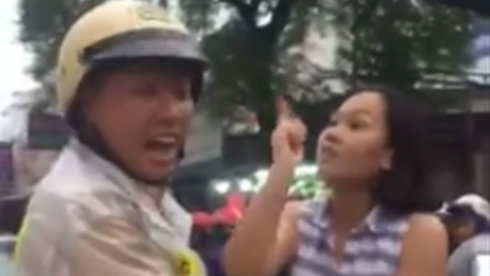 Vietnam woman insults, attacks traffic officer after driving in wrong lane