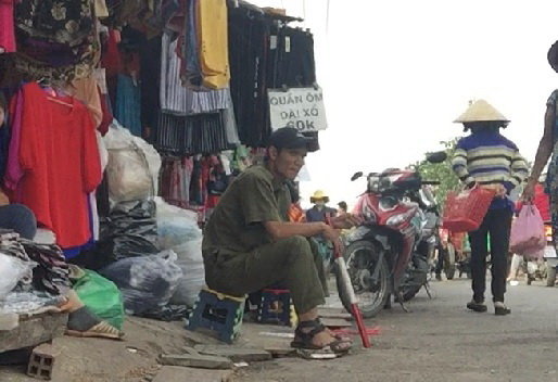Ho Chi Minh City neighborhood watch members collect ‘coffee money’ at makeshift market