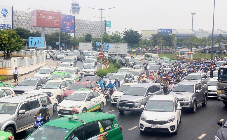 Hours-long congestion haunts Ho Chi Minh City airport despite new flyover
