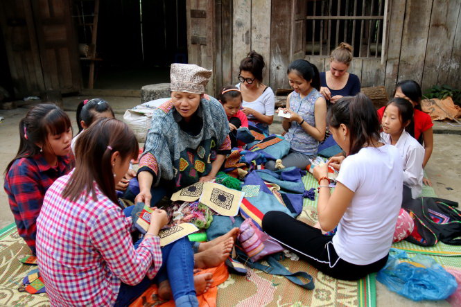 Vietnamese artisan works to promote ethnic group's traditional brocade
