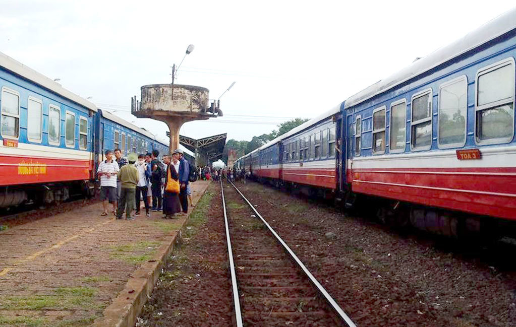 Careless train attendant sacked following near miss in central Vietnam