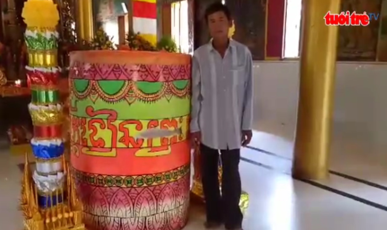 Two one-ton candles produced by pagoda in southern Vietnam