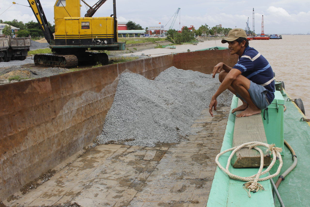 Residents rush to sell sand barges owing to low demand in Vietnam’s Mekong Delta