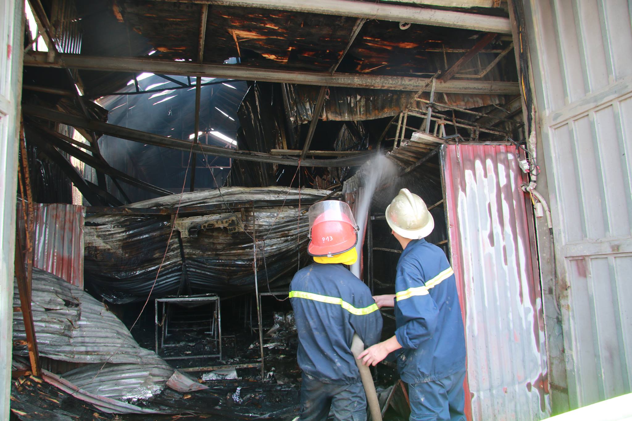 Eight killed as fire devours baking facility in Hanoi