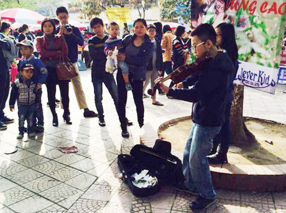 ​Hanoi mom apologizes for insulting officials for stopping son’s street performance